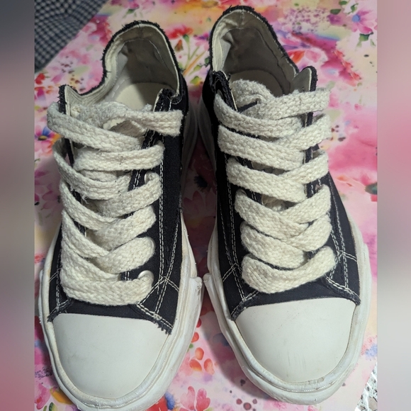 Classic Black and White Men's Sneakers - Picture 2 of 8